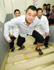 陳昇活力十足 爬樓梯示範運動操
