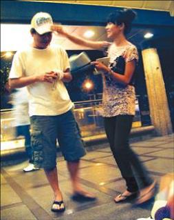 陳昇耍乖 辣妹摸頭戴帽 王若琳勾郎血拼 使出剪刀腳
