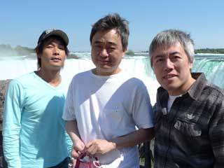 「三小」看尼加拉大瀑布 只肯遠觀不敢褻玩
