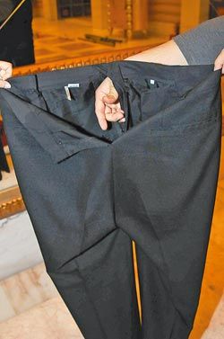 陈升倒酒扯破裤 新郎笑撂兄弟报仇