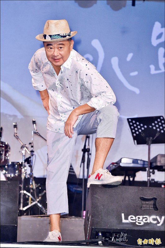 陳昇唱跨年 像乩童起乩停不下來